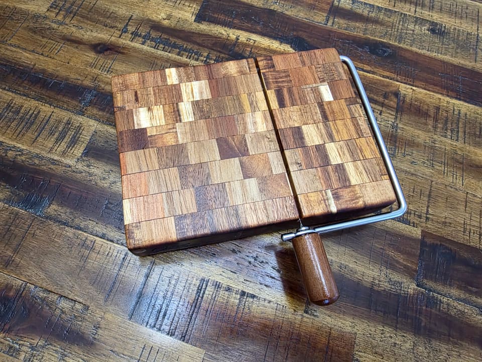 Top view of an end-grain slicer board with the wire laid flat